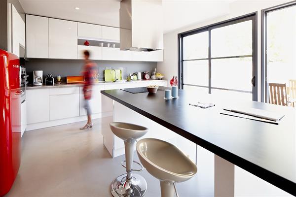 Image Îlot central avec plaques de cuisson et espace repas Cendrine Deville Jacquot - Atelier d'Architecture Brut de Déco A²B2D