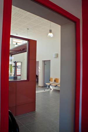 Image Couloir agrémenté de rouge DESarchitecture