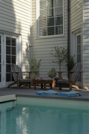 Image Piscine extérieure et terrasse en bois naturel L'établi