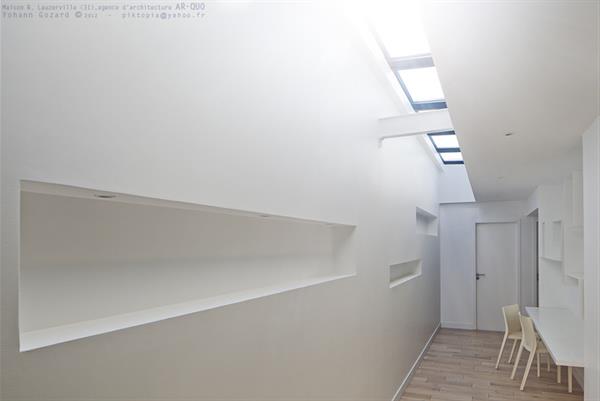 Image Couloir en lumière zénithale avec bureau AR-QUO