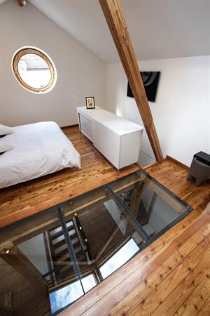 Image La chambre est accessible par un escalier Fables de murs
