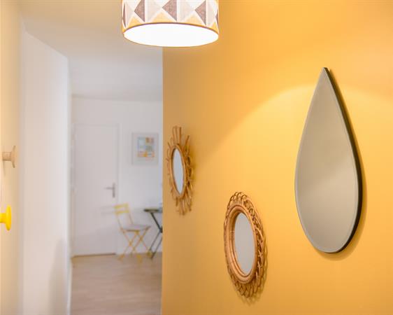 Image Couloir au mur jaune Marion Alberge Décoration
