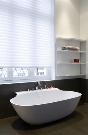 Image Baignoire îlot contemporaine dans la salle de bain 