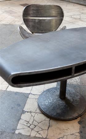 Image Fauteuil Gjoast en bidon d'acier récupéré et table  Po Paris