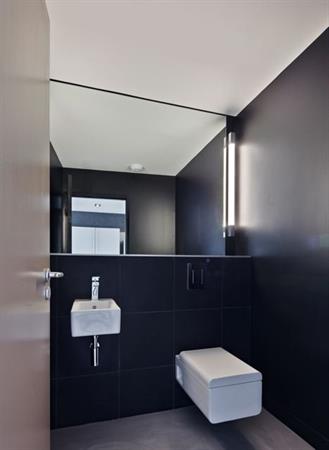 Image Toilettes contemporaines aux murs noirs Jean-Pascal & Nadia Crouzet