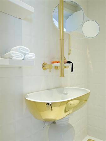 Image Salle de bain en doré et blanc Vick Vanlian