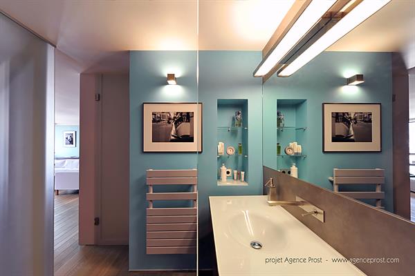 Image Grande Salle de bain de suite parentale avec un mur turquoise Agence PROST