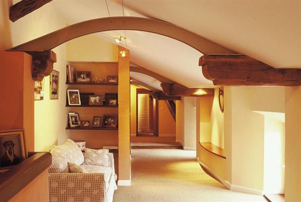 Image Corridor dans les combles avec sous-oeuvres de charpentes Vincent GUILLO   architecte d'intérieur