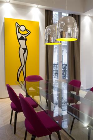 Image Des pièces de mobilier contemporain originales côtoient des oeuvres d'art 
