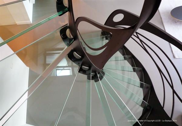 Escalier design en verre 