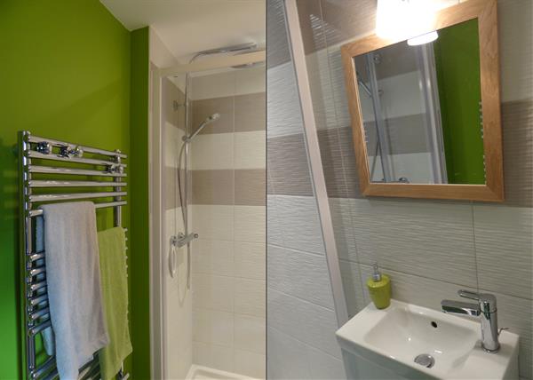 Image Salle de bain moderne verte et blanche Un Amour de Maison