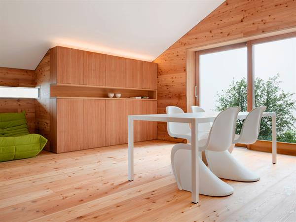 Image Mobilier contemporain dans un espace en revêtements pin Ralph Germann