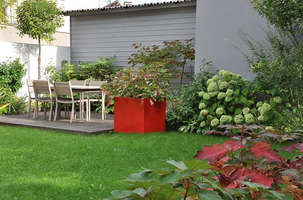 Image Jardin de ville paysagé avec terrasse en bois et surface engazonnée Garden Trotter