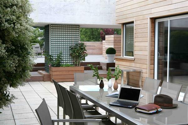 Image Terrasse aménagée avec bois et verdure 