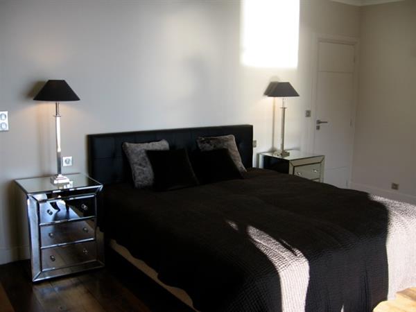 Image Chambre avec parure de lit noire ASHBURY HOME