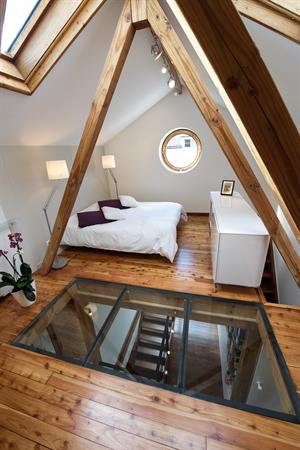 Image La chambre est accessible par un escalier Fables de murs