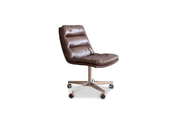 Chaise en cuir marron