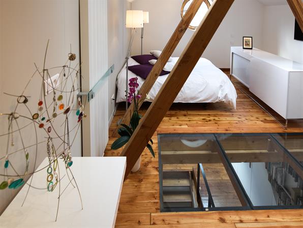 Image La chambre est accessible par un escalier Fables de murs