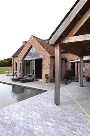 Image Extérieur maison brique et piscine GUILLAUME DA SILVA