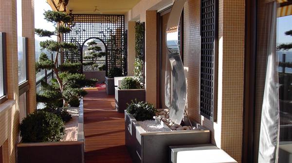 Image Terrasse esprit zen bois et pierre blanche English garden group