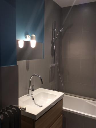 Image Salle de bain avec carreaux gris taupe pausés verticalement laure van Gaver