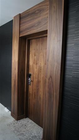 Image Zoom sur la menuiserie de la porte d'entrée MHgroup