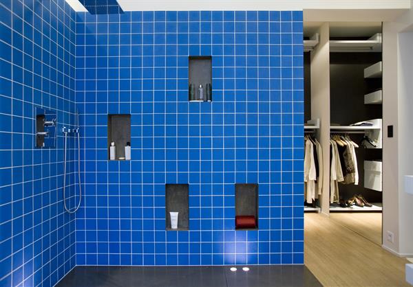 Image Douche italienne avec carrelage en verre teinté à l’acide bleu royal 
