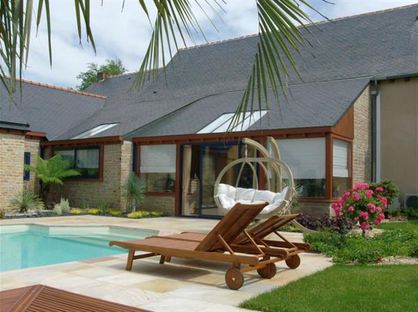 Image Construction d'une extension de la maison avec une porte coulissante sur la piscine Vérandaline
