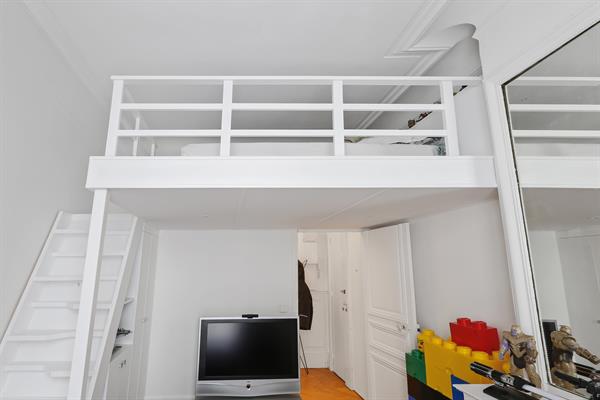 Image Realsiation d'une mezzanine sur mesure pour agrandire une chambre d'enfant 